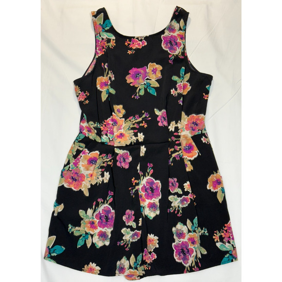 One Heart Clothing Los Angeles Large Black with‎ Floral Sleeveless Shorts Romper - Picture 1 of 8